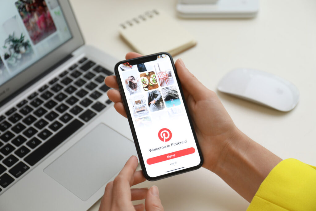 aplikacja Pinterest otwarta na telefonie