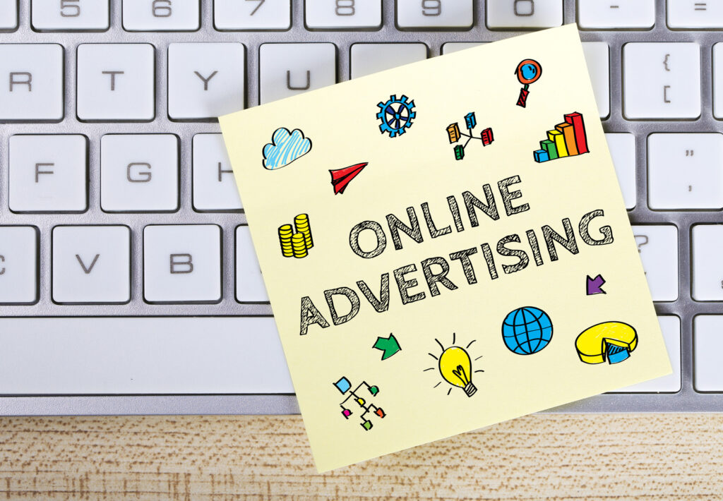 karteczka z napisem online advertising przyklejona do klawiatury