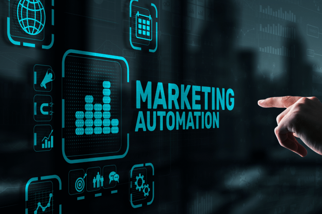 Interfejs cyfrowy z napisem „Marketing Automation” i ikonami marketingowymi – automatyzacja procesów w biznesie online.