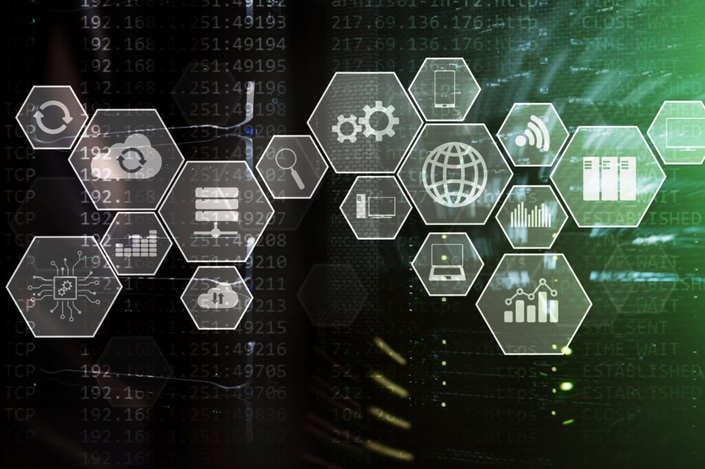 Grafika z ikonami danych, serwerów i wykresów na tle kodu – symbol działania Server-Side Tracking i integracji z Facebook CAPI.