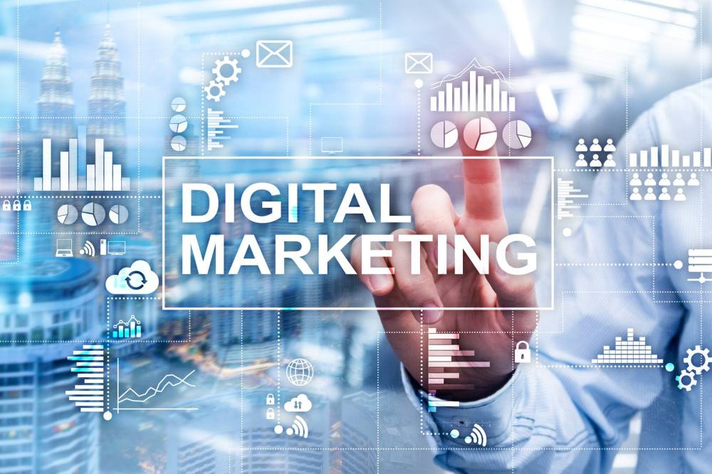 Osoba wskazująca na napis „Digital Marketing” na tle wykresów i danych – analiza trendów w marketingu online 2025