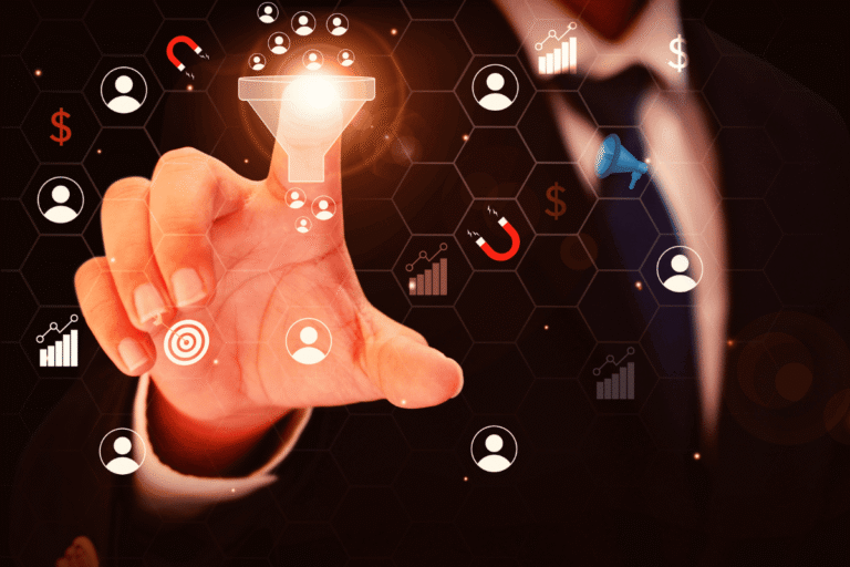 Grafika przedstawiająca cyfrowy lejek sprzedażowy i dłoń w garniturze obsługującą interfejs z ikonami ludzi, magnesów, wykresów i pieniędzy.
