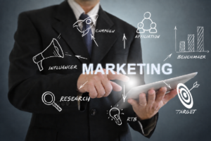 Grafika przedstawiająca marketing cyfrowy z ikonami kampanii, influencer marketingu, afiliacji, RTB, researchu, benchmarkingu i targetowania.
